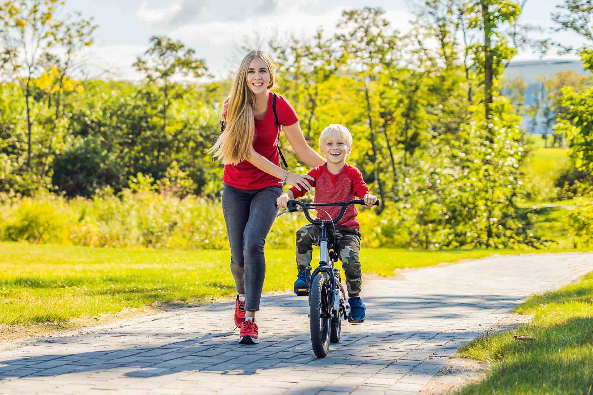 Nauka jazdy na rowerze bez bocznych kółek – poradnik dla rodziców